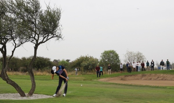 Niemann la rompe en el golf, y también con los saludos. | Foto: Agencia Uno