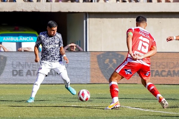 Jordhy Thompson en acción ante Deportes Copiapó. (Guille Salazar).