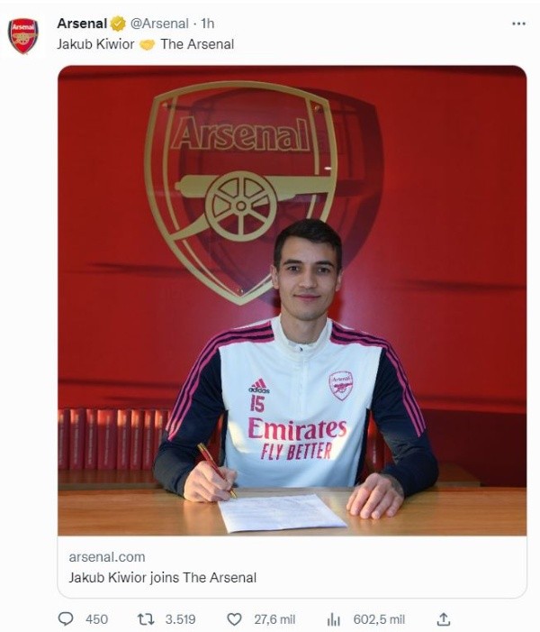 Kiwior firmando su contrato con el Arsenal