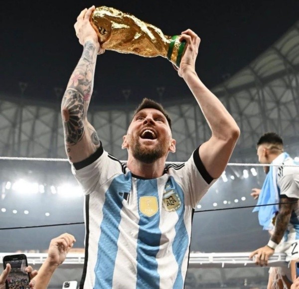 Lionel Messi cargando una réplica falsa de la Copa del Mundo. (Instagram:@leomessi)