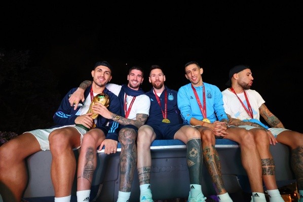 Los argentinos celebrando con la copa del mundo / Foto: Selección Argentina