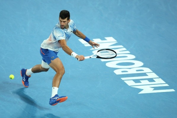 Nole avanza firme al título número 22 en Grand Slam (Getty)