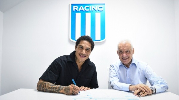 Paolo Guerrero firmó su contrato con Racing de Avellaneda. | Foto: Racing.