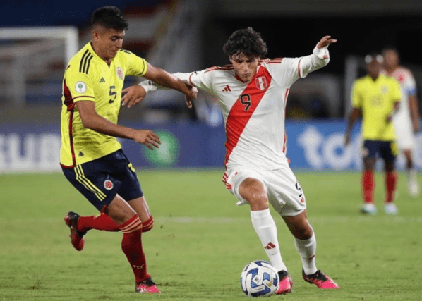 Sebastien Pineau en acción durante la derrota de Perú ante Colombia.