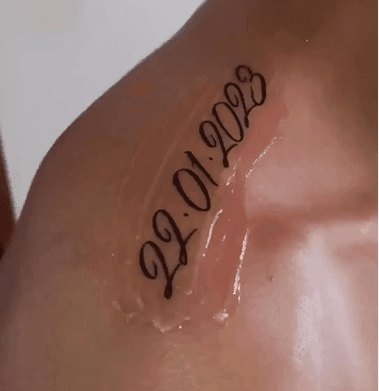 Jordhy Thompson se tatua la fecha de su reciente primer gol con Colo Colo.