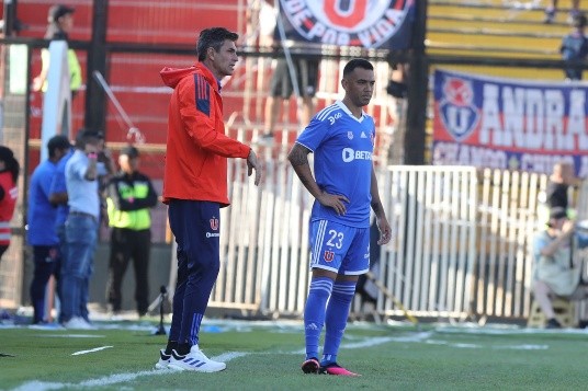 Mauricio Pellegrino mira junto a Nery Domínguez, el capitán de Universidad de Chile. (Agencia Uno).