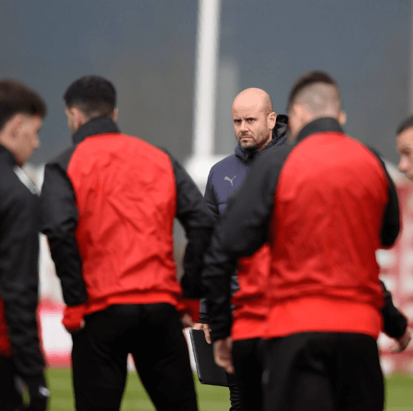 Miguel Ángel Ramírez, el DT de Ignacio Jeraldino en el Sporting Gijón.