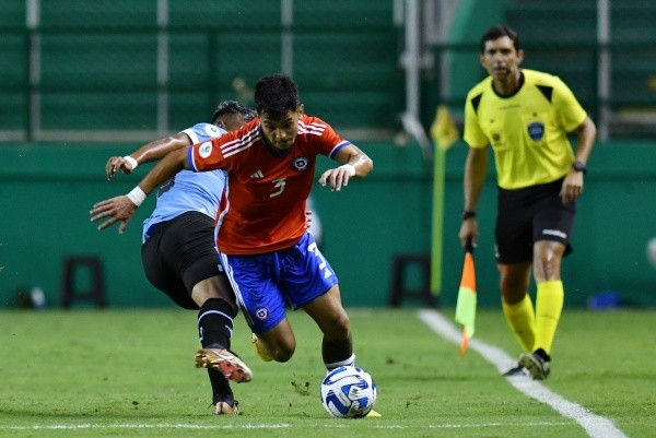 Yahir Salazar en acción ante Uruguay en la contundente derrota sufrida por la Roja. (Comunicaciones ANFP).