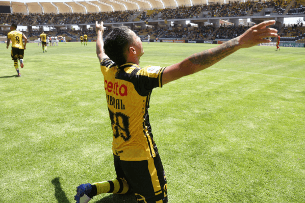 Luciano Cabral festeja el gol que convirtió para Coquimbo Unido ante Palestino. (Jorge Llewelyn/Comunicaciones Coquimbo Unido).