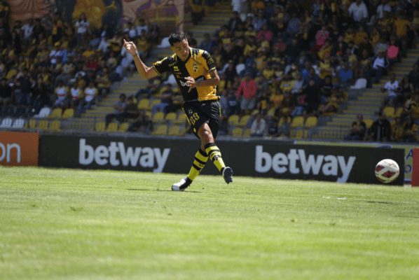 Luciano Cabral y el remate que significó su primer gol en Coquimbo Unido. (Jorge Llewelyn/Coquimbo Unido).