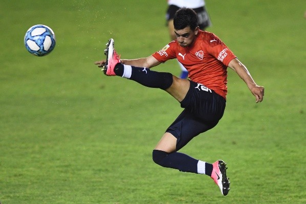 Alan Soñora en acción por Independiente de Avellaneda. (Getty Images).