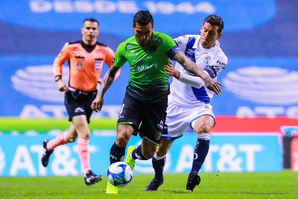 Darío Lezcano aguanta una pelota ante Javier Salas en un duelo del Juárez FC ante el Pachuca. (Getty Images).