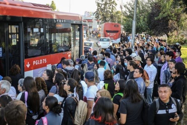La falla en el metro provocó gran congestión en los paraderos de buses RED. (Agencia Uno)