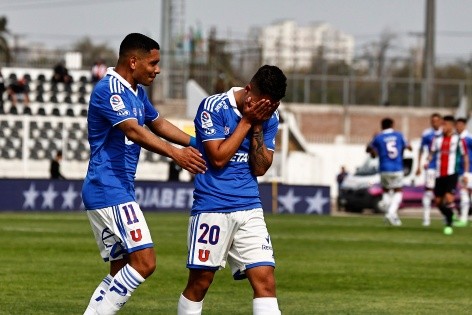 Cristian Palacios festeja con Lucas Assadi el primer gol profesional del &quot;20&quot;. (Agencia Uno).