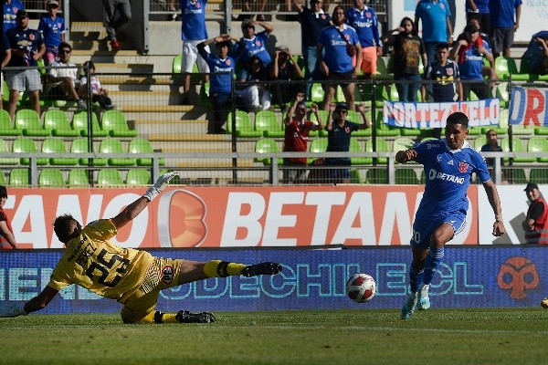 Chorri Palacios eludió al Zanahoria Pérez antes de anotar el gol del triunfo para la U. de Chile ante Unión Española. (Agencia Uno).