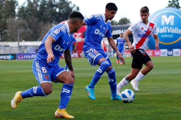 Darío Osorio en acción por la U. de Chile ante Curicó Unido. (Agencia Uno).