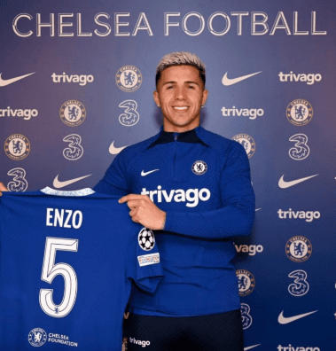 Enzo Fernández heredará la &quot;5&quot; del Chelsea que dejó vacante el brasileño-italiano Jorginho. (Chelsea FC).