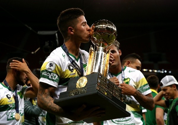 Enzo Fernández besa el trofeo de la Recopa Sudamericana que Defensa y Justicia le ganó a Palmeiras. (Getty Images).