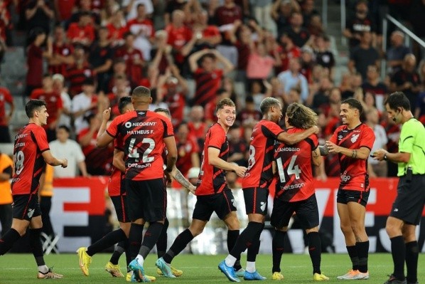 Luciano Arriagada celebra el gol que anotó en el Paranaense (Instagram)