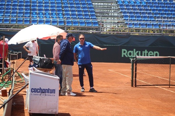 Nicolás Massú y Sergio Elías, presidente de la Federación de Tenis de Chile, conversan sobre el estado de la cancha del Club Trentino de La Serena. | Foto: RedGol