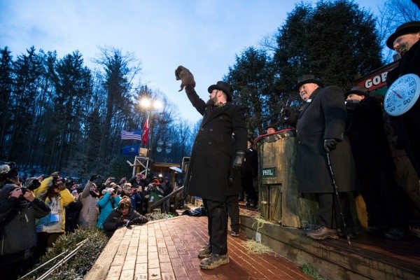 Punxsutawney Phil es sostenido por su manejador para que la multitud lo vea durante las ceremonias del Día de la Marmota el 2 de febrero de 2018 en Punxsutawney, Pensilvania | Foto: Getty Images