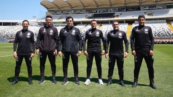 Rubén Bascuñán (a la derecha de la foto) junto al cuerpo técnico de Quinteros el 2022