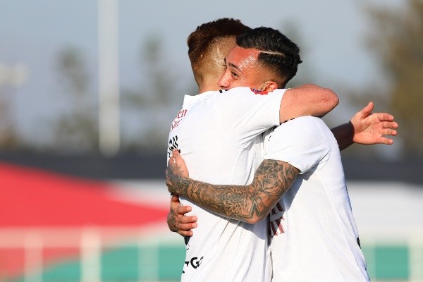 Colo Gil se abraza con Martín Rodríguez para celebrar un gol de Colo Colo. (Agencia Uno).