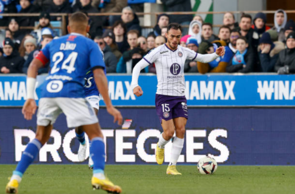 Gabriel Suazo en acción ante el Troyes por el Toulouse en su primer partido como titular en la Ligue 1 de Francia. (Getty Images).