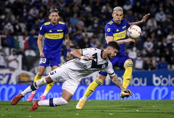 Matías de los Santos en acción por Vélez Sarsfield ante Boca Juniors. (Getty Images).