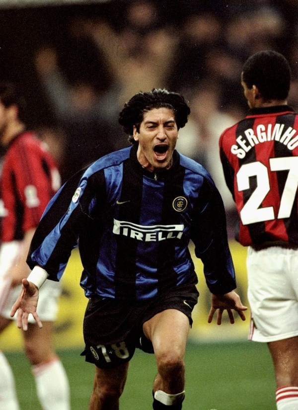 Zamorano grita uno de sus goles ante el Milan (Getty)