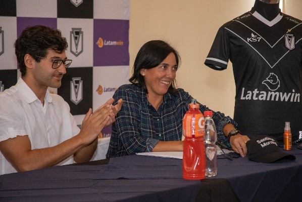 Navarro fue anunciada este lunes en conferencia de prensa junto al presidente de Santiago Morning, Sebastián Nasur. | Lisandra Jung / Santiago Morning