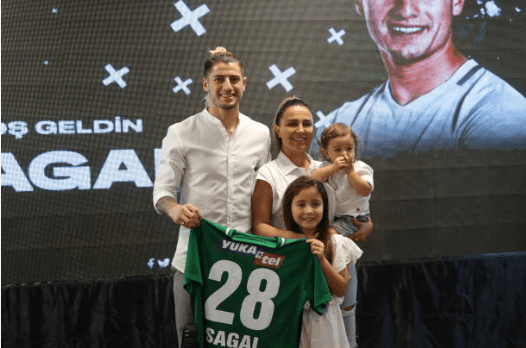 Ángelo Sagal y su familia cuando fue presentado en el Denizlispor. (Getty Images).