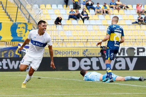 César Pinares celebra el gol que le convirtió a Everton de Viña del Mar. (Agencia Uno).