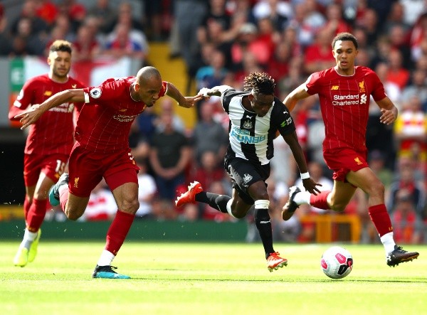 Christian Atsu en acción por el Newcastle ante el Liverpool. (Getty Images).