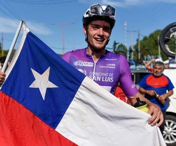 A pesar de que no era su especialidad, Martín Vidaurre consiguió el primer lugar en la Vuelta del Porvenir. | Foto: Twitter.
