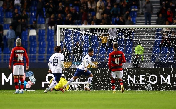 Flamengo comenzó el partido con un penal en contra que complicó todo. Foto: Getty Images