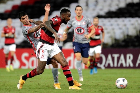 Gerson en acción frente a Erick Wiemberg en un duelo entre Flamengo y Unión La Calera por la Copa Libertadores 2021. (Getty Images).