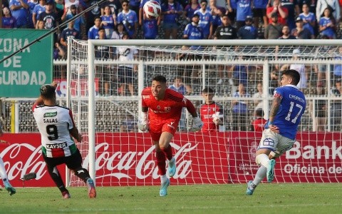 Cristóbal Campos en acción en la caída de la U frente a Palestino en la fecha 3 del Campeonato Nacional 2023. (Agencia Uno).