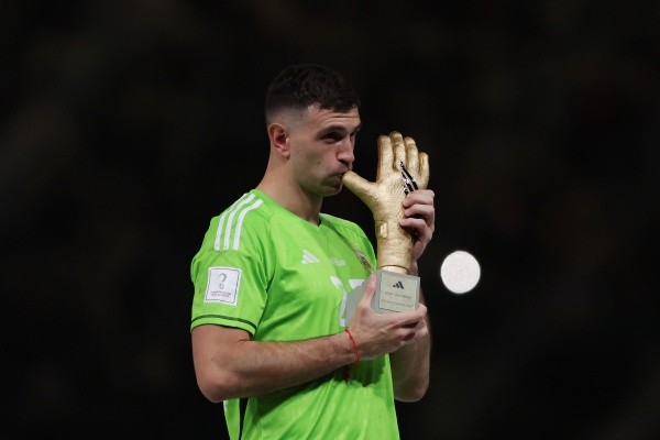 Emiliano Martínez ganó el Guante de Oro en el Mundial de Qatar 2022. | Foto: Getty Images.
