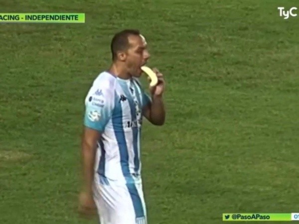 Marcelo Díaz terminó comiéndose un plátano en ese clásico