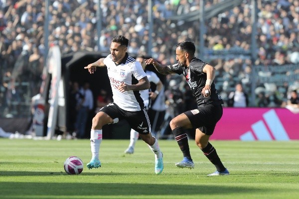 Marco Bolados y Ronald de la Fuente luchan por un balón en el duelo entre Colo Colo y Curicó Unido en el estadio Monumental. (Agencia Uno).