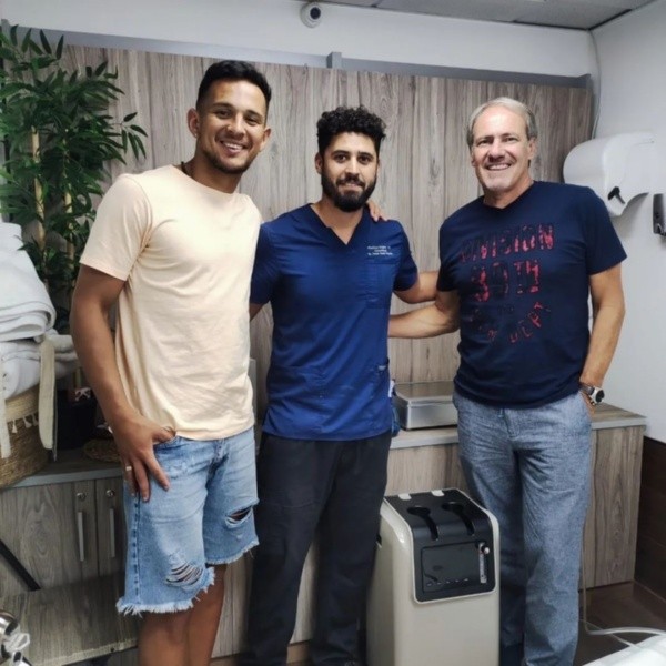 Superman Vargas posa con Matías Gallegos (el de más a la izquierda), el nuevo delantero de A.C. Barnechea. (Instagram Barnechea).