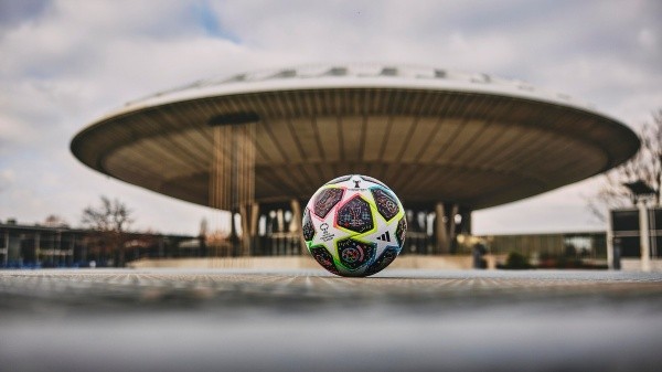 La pelota oficial en el Centro de Conferencias Evoluon de Eindhoven | Foto: Adidas