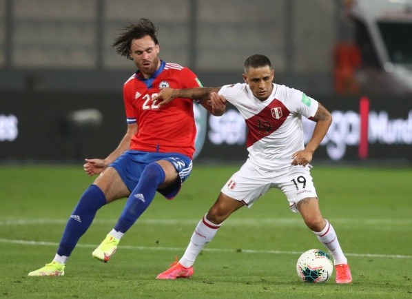 Yoshimar Yotún defiende el balón de Ben Brereton. (Agencia Uno).