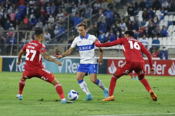Yoshimar Yotún ante la UC en San Carlos de Apoquindo. (Agencia Uno).