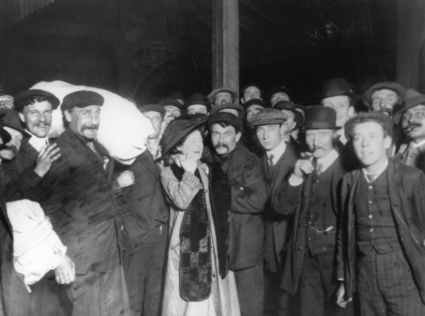 Sobrevivientes del Titanic son recibidos por sus familias de regreso a Southampton | Foto: Getty Images