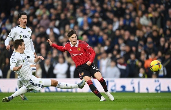 El remate de Alejandro Garnacho para liquidar al Leeds United y darle tres puntos más al Manchester United en la Premier League. (Getty Images 2023).
