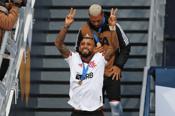 Arturo Vidal festeja la medalla de bronce que Flamengo obtuvo en el Mundial de Clubes 2023. (Getty Images).