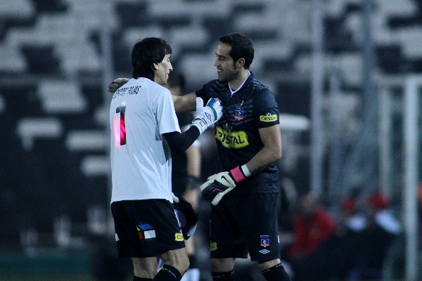 Roberto Rojas y Claudio Bravo se abrazan en un partido a beneficio del Cóndor que se jugó en el estadio Monumental en 2013. (Agencia Uno).