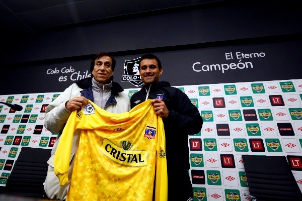 Roberto Rojas en la presentación de Justo Villar como arquero de Colo Colo. (Agencia Uno).